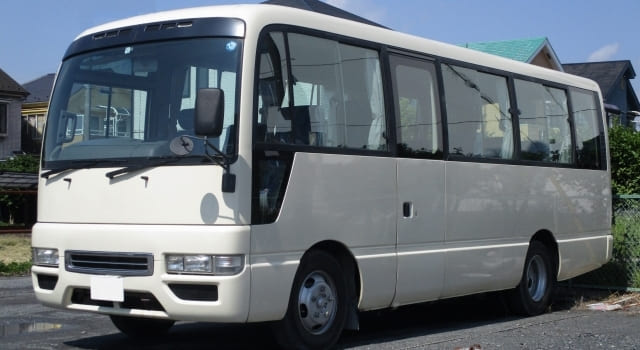 HOTEL小町の白色の送迎マイクロバス