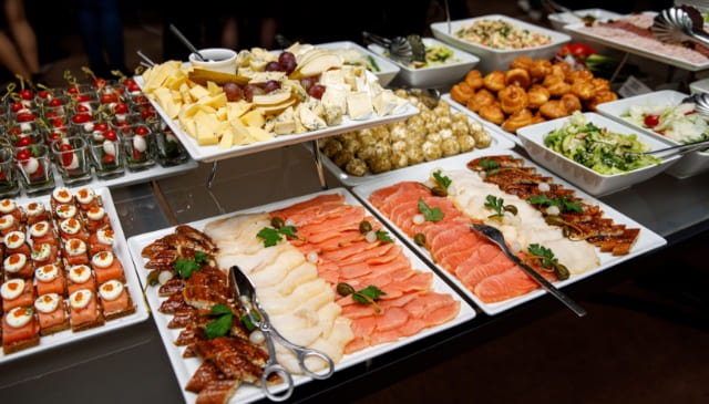 お刺身などのバイキングメニューが並んだテーブル