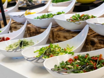 お皿に盛られたミックスサラダ