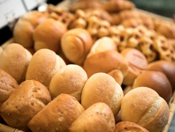 木カゴに並べられたロールパン
