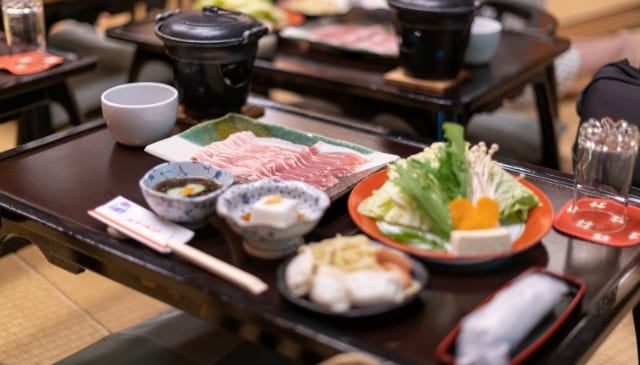 一人一人にのテーブルに配膳された御鍋料理のすき焼き