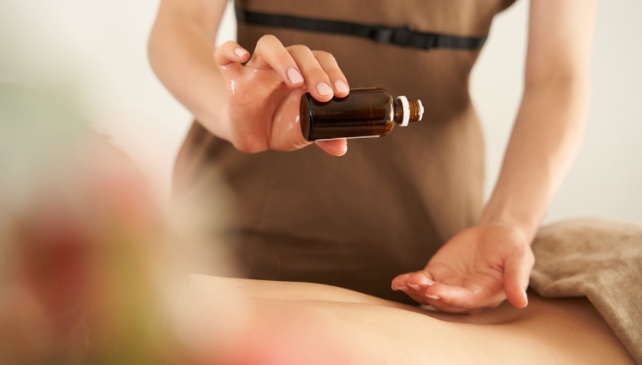 アロマオイルを手に垂らしている女性